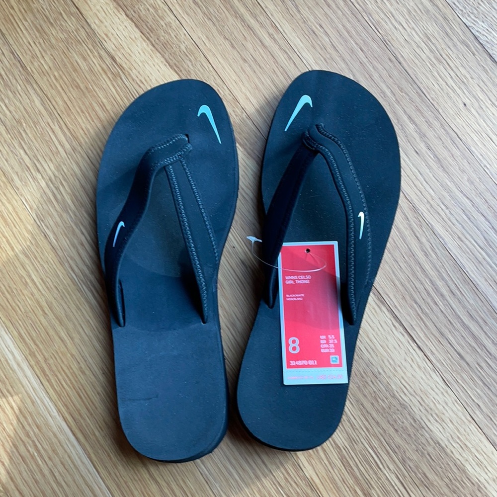 NWT Nike Flip Flops thongs super comfy!